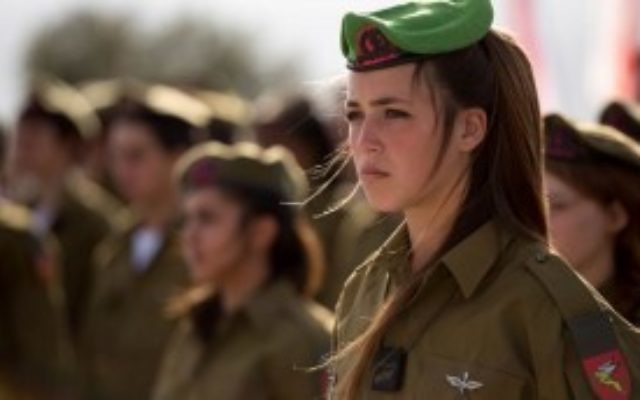 Les soldates du Bataillon des Lions de Jordanie pendant leur cérémonie de serments en février 2015. (Crédit : unité des porte-paroles de l'armée israélienne) Les soldates du Bataillon des Lions de Jordanie pendant leur cérémonie de serments en février 2015. (Crédit : unité des porte-paroles de l'armée israélienne)