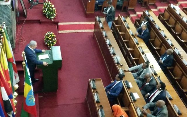 Le Premier ministre Benjamin Netanyahu au Parlement éthiopien, à Addis Abeba, le 7 juillet 2016 (Crédit : Raphaël Ahren/Times of Israel) Le Premier ministre Benjamin Netanyahu au Parlement éthiopien, à Addis Abeba, le 7 juillet 2016 (Crédit : Raphaël Ahren/Times of Israel)