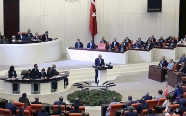 Le Premier ministre turc Binali Yildirim pendant une session extraordinaire du parlement turc à la suite d'une tentative de coup d'Etat, à Ankara, le 16 juillet 2016. (Crédit : AFP/Adem Altan) Le Premier ministre turc Binali Yildirim pendant une session extraordinaire du parlement turc à la suite d'une tentative de coup d'Etat, à Ankara, le 16 juillet 2016. (Crédit : AFP/Adem Altan)