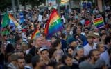 Plus de 25 000 personnes ont défilé pour la Gay Pride annuelle dans le centre de Jérusalem, entourées d'une lourde sécurité, le 21 juillet 2016. (Crédit : Miriam Alster/Flash90)