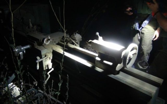 Equipement d'un atelier de fabrication d'armes découvert par l'armée israélienne et la police des frontières à al-Ram, en Cisjordanie, au nord-est de Jérusalem, le 13 juillet 2016. (Crédit : unité des portes-paroles de l'armée) Equipement d'un atelier de fabrication d'armes découvert par l'armée israélienne et la police des frontières à al-Ram, en Cisjordanie, au nord-est de Jérusalem, le 13 juillet 2016. (Crédit : unité des portes-paroles de l'armée)