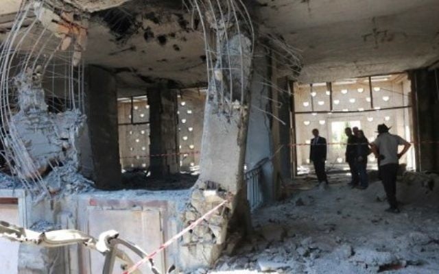 Inspection des dommages après les bombardements de la Grande Assemblée nationale de Turquie par des avions participant à la tentative de coup d'Etat militaire, à Ankara, le 16 juillet 2016. (Crédit : AFP/Adem Altan)