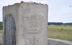 Monument en mémoire des victimes juives du massacre de Jedwabne, qui a eu lieu le 10 juillet 1941. (Crédit : Fotonews/CC BY SA 3.0)