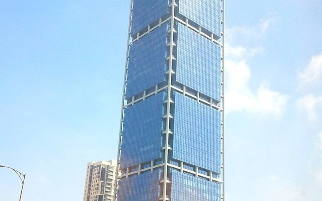 La tour Electra, à Tel Aviv, accueille de nombreuses entreprises ayant basé leur activité sur les options binaires. (Crédit : Lior4040/Wikipedia)