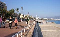 La Promenade des Anglais à Nice. (Crédit : Me - Bhu z Crecelu/Wikimedia commons)
