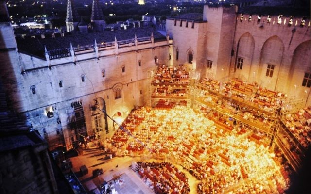 La cour du palais des Papes, illuminée lors du festival d'Avignon en 1995. (Crédits : Daniel Cande / Gallica / Facebook) La cour du palais des Papes, illuminée lors du festival d'Avignon en 1995. (Crédits : Daniel Cande / Gallica / Facebook)