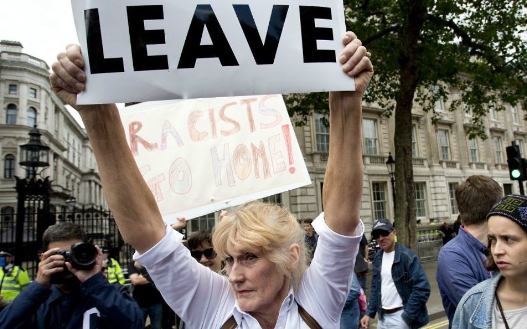 Des manifestants contre le racisme à Londres, le 2 juillet 2016. (Crédit : Isabel Infantes/Anadolu Agency/Getty Images via JTA) Des manifestants contre le racisme à Londres, le 2 juillet 2016. (Crédit : Isabel Infantes/Anadolu Agency/Getty Images via JTA)