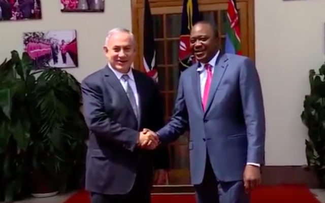 Benjamin Netanyahu et le président du Kénya Uhuru Kenyattan, le 5 juillet 2016 à Nairobii (Crédit : capture d'écran YouTube) Benjamin Netanyahu et le président du Kénya Uhuru Kenyattan, le 5 juillet 2016 à Nairobii (Crédit : capture d'écran YouTube)