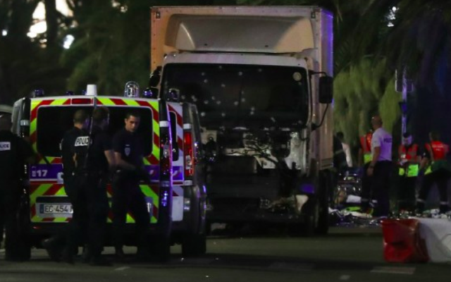 Des camions d'ambulance à Nice après l'attaque au 'camion-bélier' le 14 juillet 2016 (Crédit : Valery Hache/AFP)