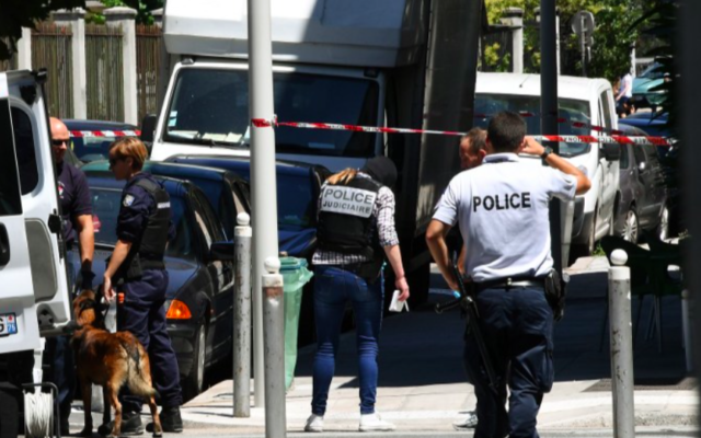 Des policiers et gendarmes français se tiennent à côté d'un camion dans une rue de Nice le 15 Juillet 2016, à proximité du domicile où le terroriste aurait vécu. (Crédit : AFP/Anne-Christine Poujoulat) Des policiers et gendarmes français se tiennent à côté d'un camion dans une rue de Nice le 15 Juillet 2016, à proximité du domicile où le terroriste aurait vécu. (Crédit : AFP/Anne-Christine Poujoulat)