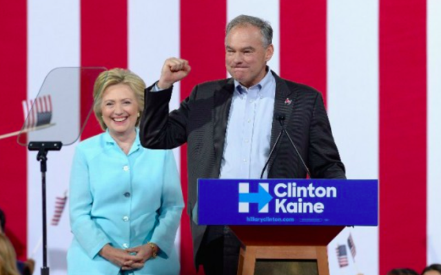 Tim Kaine, sénateur démocrate de Virginie, pendant un meeting de campagne d'Hillary Clinton à Miami, le 23 juillet 2016. (Crédit : Gustavo Caballero/Getty Images/AFP) Tim Kaine, sénateur démocrate de Virginie, pendant un meeting de campagne d'Hillary Clinton à Miami, le 23 juillet 2016. (Crédit : Gustavo Caballero/Getty Images/AFP)
