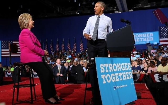 Le président Barack Obama fait un discours pendant un meeting de campagne, avec la candidate démocrate Hillary Clinton, ancienne secrétaire d'Etat, le 5 juillet 2015 à Charlotte, Caroline du Nord. (Crédits : Justin Sullivan / Getty Images / AFP) Le président Barack Obama fait un discours pendant un meeting de campagne, avec la candidate démocrate Hillary Clinton, ancienne secrétaire d'Etat, le 5 juillet 2015 à Charlotte, Caroline du Nord. (Crédits : Justin Sullivan / Getty Images / AFP)