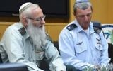 Le colonel et rabbin Eyal Karim (à gauche), nommé pour être le prochain grand rabbin de l'armée israélienne, et son prédécesseur, le général de brigade Rafi Peretz, le 21 avril 2016. (Crédit : ministère de la Défense/Diana Khananashvili)