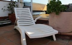Une chaise longue produite par Keter Plastics. (Crédit : domaine public/WikiCommons)