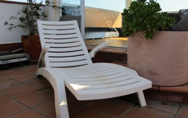 Une chaise longue produite par Keter Plastics. (Crédit : domaine public/WikiCommons)