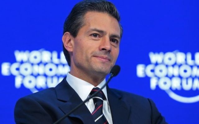 Enrique Pena Nieto, président du Mexique, au cours d'une table ronde au Forum économique mondial de Davos, en Suisse, le 22 janvier 2016. ( Crédit : Jason Alden/Bloomberg via JTA)
