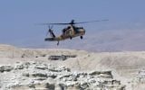 Un hélicoptère Sikorsky Blackhawk atterrissant dans le désert de Judée, (Crédit : Kobi Gideon/Flash90)