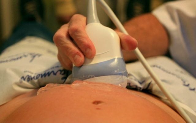 Echographie d'une femme enceinte à Tel Aviv, le 3 novembre 2009 (Crédit  : Chen Leopold / Flash 90)