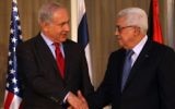 Le Premier ministre Benjamin Netanyahu, à gauche, serrant la main du dirigeant de l'Autorité palestinienne, Mahmoud Abbas, à Jérusalem, le 15 septembre 2010. (Crédit : Kobi Gideon/Flash90)