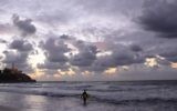 Un surfeur solitaire le long de la côte de Tel Aviv. (Crédit : Tomer Neuberg/Flash90)
