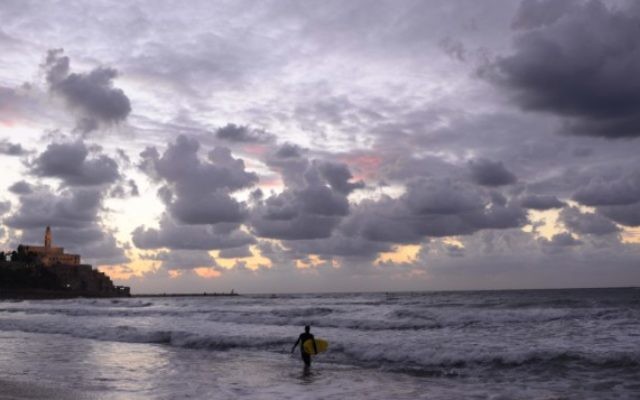 Un surfeur solitaire le long de la côte de Tel Aviv. (Crédit : Tomer Neuberg/Flash90) Un surfeur solitaire le long de la côte de Tel Aviv. (Crédit : Tomer Neuberg/Flash90)