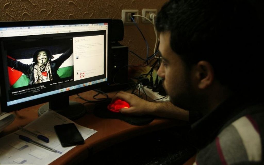 IIllustration : Un Gazaoui regarde un post pro-palestinien publié sur Facebook, le 7 avril 2013 (Crédit : Abed Rahim Khatib/Flash90) IIllustration : Un Gazaoui regarde un post pro-palestinien publié sur Facebook, le 7 avril 2013 (Crédit : Abed Rahim Khatib/Flash90)