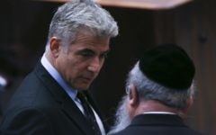 Le président du parti Yesh Atid, Yair Lapid (à gauche) avec Menachem Eliezer Mozes, député de Yahadout HaTorah, à la Knesset, le 8 juillet 2013. (Crédit : Yonatan Sindel/Flash90)