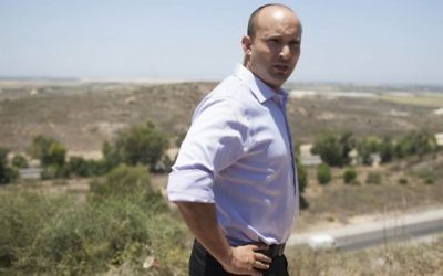 Naftali Bennett à la frontière entre Israël et la bande de Gaza au deuxième jour de l'opération Bordure protectrice, le 9 juillet 2014. (Crédit : Yonatan Sindel/Flash90)