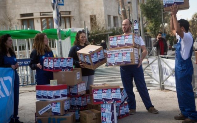 Des militants de l'organisation V15, le 17 février 2015. (Crédit : Miriam Alster/Flash90)