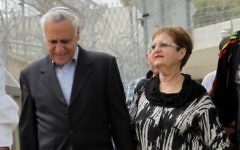 L'ancien président Moshe Katsav (à gauche), condamné à sept ans de prison pour viol, avec sa femme, Gila, alors qu'il quitte la prison Maasiyahu  pour une permission pour Pessah, le 3 avril 2015. (Crédit : Flash90)