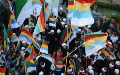 Des druzes israéliens de Majdal Shams manifestent pour soutenir leurs frères druzes syriens, dans le nord d'Israël, le 15 juin 2015. (Crédit : Jule Gamal/Flash90)