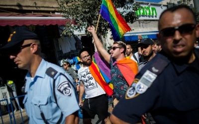 Des membres de la communauté LGBT entourés de centaines de policiers israéliens manifestent tourte de Jaffa, à Jérusalem, le 14 août 2015, après l'attaque au couteau mortelle pendant la Gay Pride annuelle de la ville le 30 juillet 2015. (Crédit : Yonatan Sindel/Flash90).