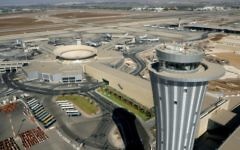 La tour de contrôle de l'aéroport international Ben Gurion. (Crédit : Moshe Shai/Flash90)