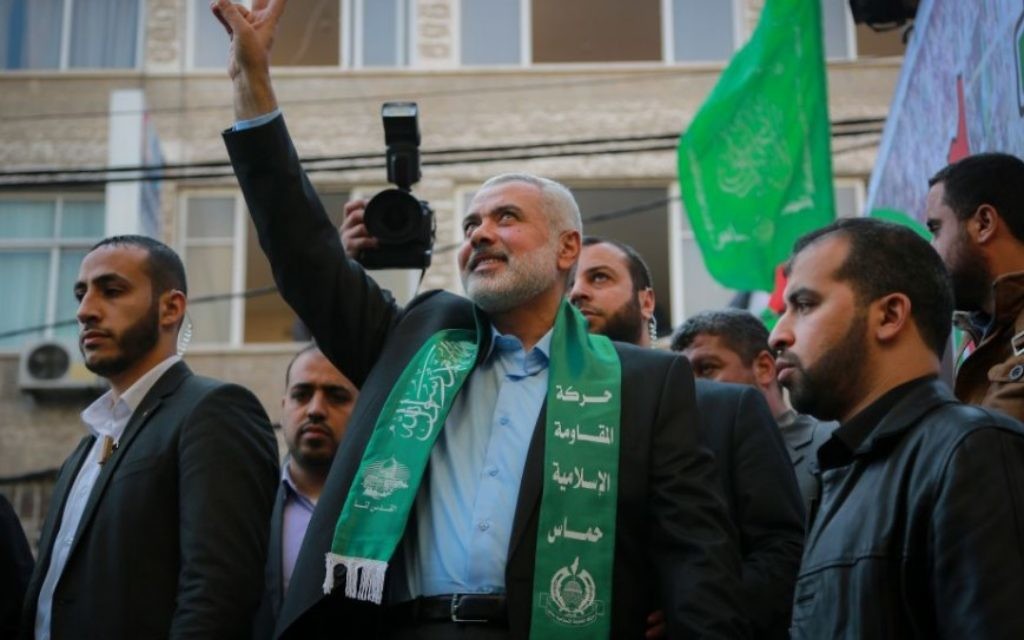 Le chef du Hamas Ismail Haniyeh salue la foule lors d'un rassemblement marquant le 28e anniversaire de la création du Hamas, à Gaza Ville, le 14 décembre 2015. (Crédit : Emad Nassar/Flash90) Le chef du Hamas Ismail Haniyeh salue la foule lors d'un rassemblement marquant le 28e anniversaire de la création du Hamas, à Gaza Ville, le 14 décembre 2015. (Crédit : Emad Nassar/Flash90)