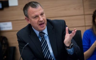 Erel Margalit, député de l'Union sioniste, pendant une réunion de la commission des Finances à la Knesset, le 11 janvier 2016. (Crédit : Miriam Alster/Flash90)