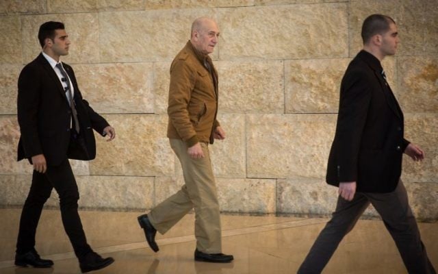 L'ancien Premier ministre Ehud Olmert à la Cour suprême de Jérusalem, le 19 janvier 2016 (Crédit : Hadas Parush/Flash90) L'ancien Premier ministre Ehud Olmert à la Cour suprême de Jérusalem, le 19 janvier 2016 (Crédit : Hadas Parush/Flash90)