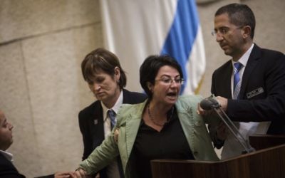 La députée de la Liste arabe unie Hanin Zoabi est expulsée pendant son discours devant la plénière de la Knesset par la sécurité, le 8 février 2016. (Crédit : Hadas Parush/Flash90)