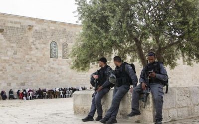 Des policiers au complexe du mont du Temple, dans la Vieille Ville de Jérusalem, le 10 avril 2016. (Crédit : Corina Kern/Flash90)