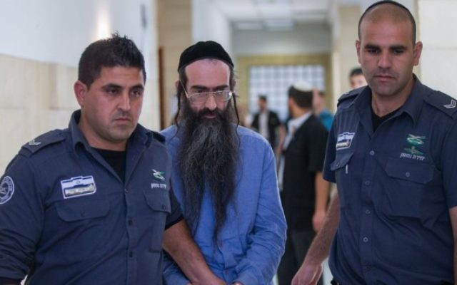 Yishai Schlissel, au centre, sort de la salle d'audience de la Cour du district de Jérusalem, le 19 avril 2016. (Crédit : Yonatan Sindel/Flash90) Yishai Schlissel, au centre, sort de la salle d'audience de la Cour du district de Jérusalem, le 19 avril 2016. (Crédit : Yonatan Sindel/Flash90)