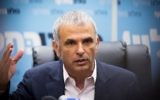Moshe Kahlon, ministre des Finances et président de Koulanou, pendant une réunion de son parti à la Knesset, le 23 mai 2016. (Crédit : Miriam Alster/Flash90)