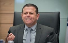 Le président de la commission des Affaires économiques, le député Eitan Cabel (Union sioniste), à la Knesset, le 16 juin 2016. (Crédit : Miriam Alster/Flash90)