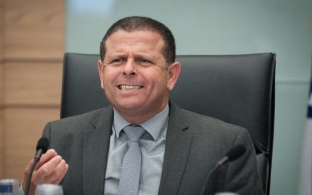 Le président de la commission des Affaires économiques, le député Eitan Cabel (Union sioniste), à la Knesset, le 16 juin 2016. (Crédit : Miriam Alster/Flash90)
