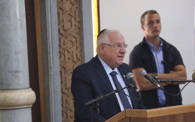 Le président Reuven Rivlin pendant le service funéraire du rabbin Miki Mark, assassiné dans une attaque terroriste près de Hébron, à la yeshiva d'Otniel que le rabbin dirigeait, le 3 juillet 2016. (Crédit : Hadas Parush/Flash90)