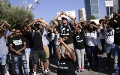 Les amis et la famille de Yosef Salamsa manifestent pour obtenir justice à Tel Aviv, le 3 juillet 2016. (Crédit : Tomer Neuberg/Flash90)