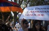 La communauté arménienne de Jérusalem manifeste devant la Knesset après le récent accord diplomatique entre le gouvernement israélien et la Turquie, pour demander que l'Etat d'Israël reconnaisse le génocide arménien, le 5 juillet 2016. (Crédit : Hadas Parush/Flash90)