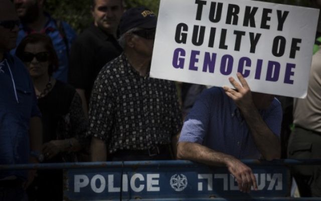 La communauté arménienne de Jérusalem manifeste devant la Knesset suite au récent accord diplomatique entre le gouvernement israélien et la Turquie, pour demander que l'Etat d'Israël reconnaisse le génocide arménien, le 5 juillet 2016. (Crédit : Hadas Parush/Flash90) La communauté arménienne de Jérusalem manifeste devant la Knesset suite au récent accord diplomatique entre le gouvernement israélien et la Turquie, pour demander que l'Etat d'Israël reconnaisse le génocide arménien, le 5 juillet 2016. (Crédit : Hadas Parush/Flash90)