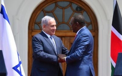 Le Premier ministre Benjamin Netanyahu et le président du Kenya, Uhuru Kenyatta, à Nairobi, le 5 juillet 2016. (Crédit : GPO/Kobi Gideon)