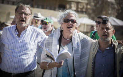 Des membres des mouvements conservateur et réformé pendant un service religieux mixte sur la place publique située devant le mur Occidental, dans  la Vieille Ville de Jérusalem, le 7 juillet 2016. (Crédit : Hadas Parush/Flash90)