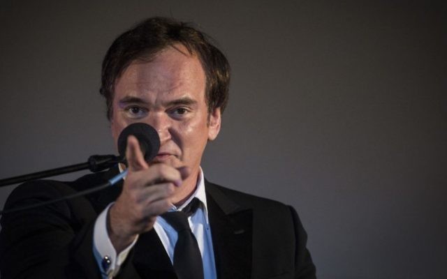 Quentin Tarantino au micro après avoir reçu une récompense lors de la cérémonie d'ouverture du Festival de film de Jérusalem, à Sultan's Pool, près de la Vieille ville de Jérusalem, le 7 juillet 2016 (Crédit : Hadas Parush/Flash90)