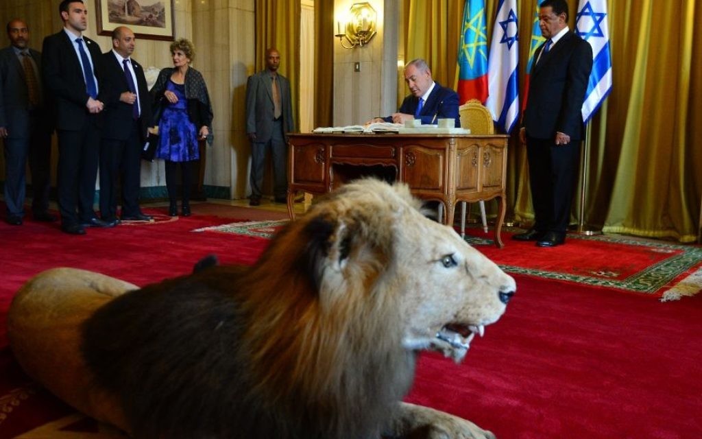 Le Premier ministre Benjamin Netanyahu signe un livre d'or dans le palais présidentiel d'Addis Abeba, en Ethiopie, le 7 juillet 2016 (Crédit : Kobi Gideon/GPO) Le Premier ministre Benjamin Netanyahu signe un livre d'or dans le palais présidentiel d'Addis Abeba, en Ethiopie, le 7 juillet 2016 (Crédit : Kobi Gideon/GPO)